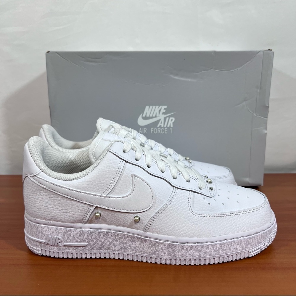 Nike Air Force 1 ‘07 SE Triple White Pearl Women’s Shoe Size 8.5